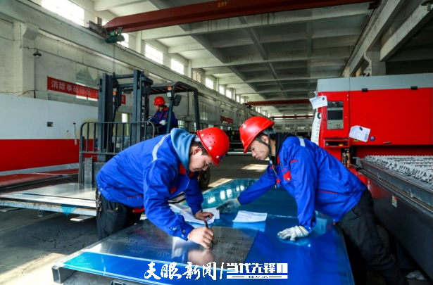 工人在遵义市播州区芶江铝业园区一铝业公司铝产品加工生产车间作业。李仁军 摄