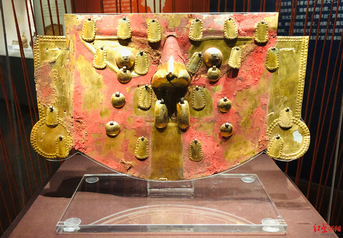 涂有朱砂的黄金面具