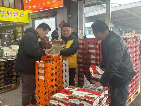 宁波果品批发市场。记者 周晖/摄