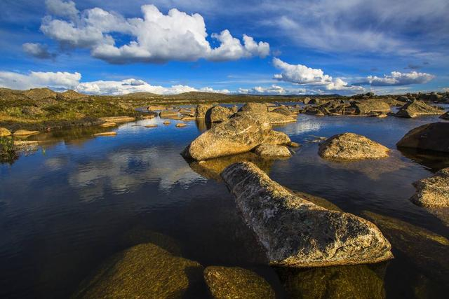 北部海子山（省政府新闻办供图）