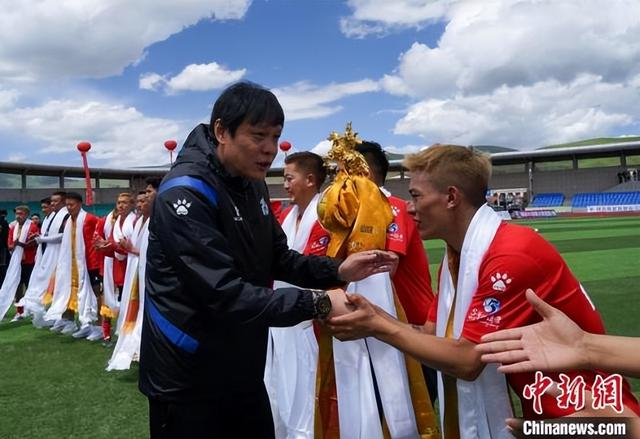 范志毅（黑）。马铭言　摄