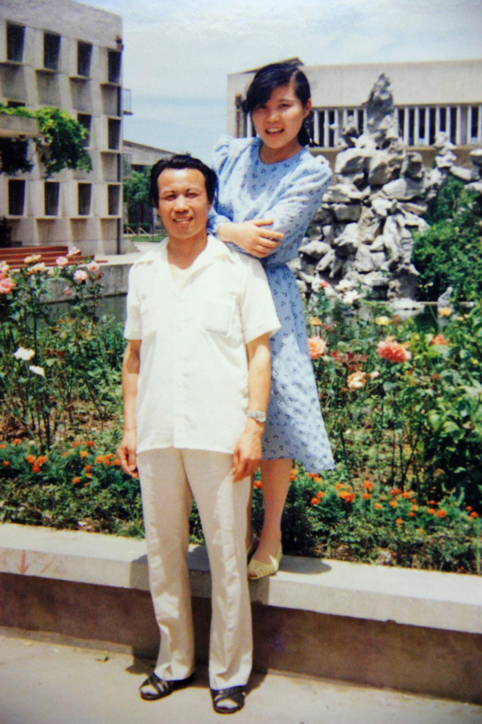 薛舒工作第一年时，和父亲的合影（图据薛舒）