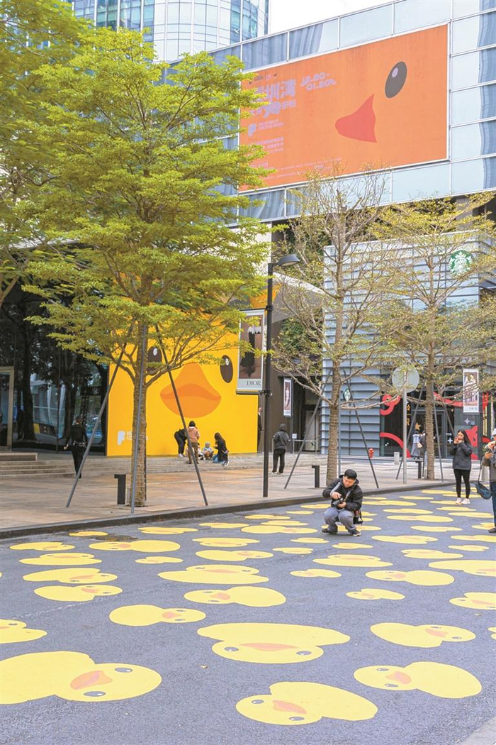 深圳湾万象城大黄鸭元素艺术时尚大道。 （受访者供图）