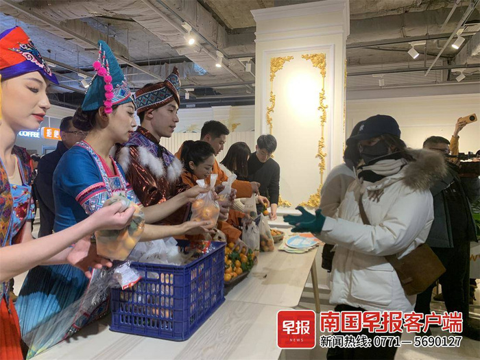 ▲南宁老友向哈尔滨游客和市民免费发放砂糖橘和沃柑。谢玉凤 摄