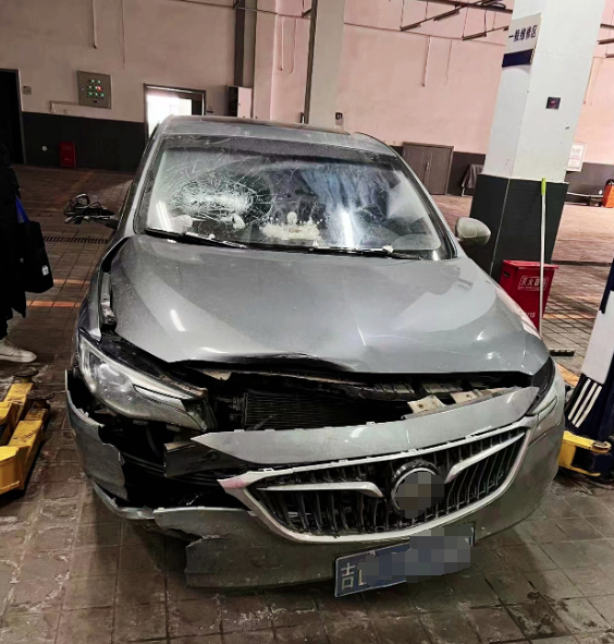 4S店维修人员试车发生交通事故致召回车辆受损严重。