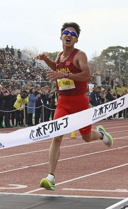2023年12月3日，2023福冈马拉松赛，杨绍辉获得亚军，刷新中国男子马拉松纪录。视觉中国供图