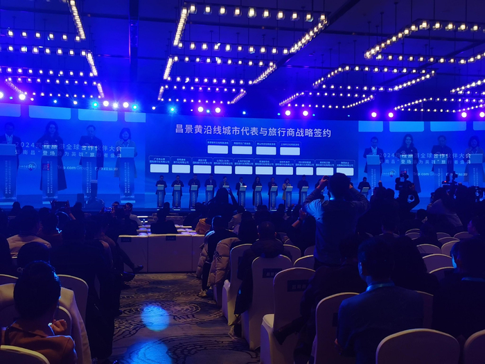 现场签约。朱海/摄