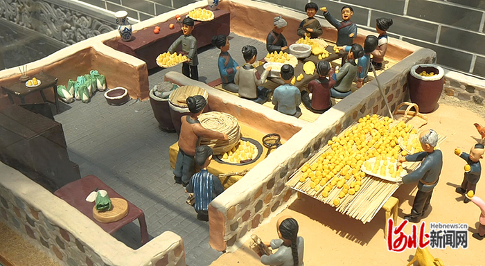 2023年12月20日拍摄的河北省级非遗代表性项目满族黏饽饽制作技艺的模拟流程泥塑展示。 河北日报记者史晓多摄