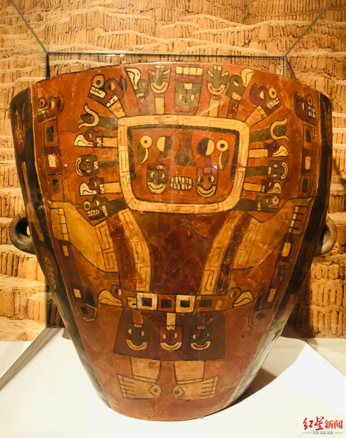 绘有神像的巨大彩陶盆