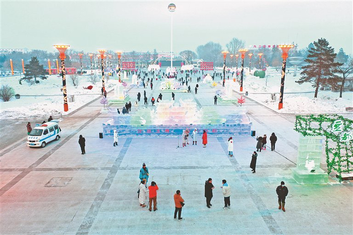     豆都冰雪广场开园现场。张红阳摄