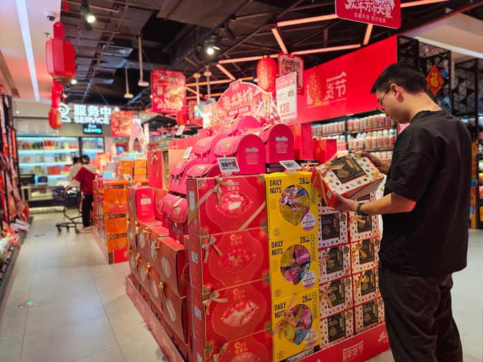 （春节氛围渐浓 顾客在盒马门店挑选年货）