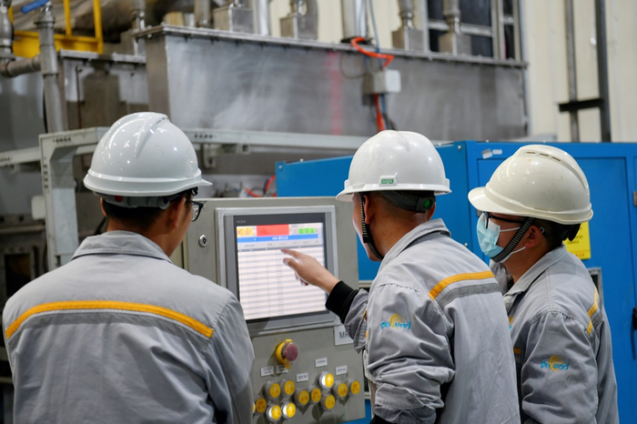 车间调试作业中。本报记者 才让东珠 摄