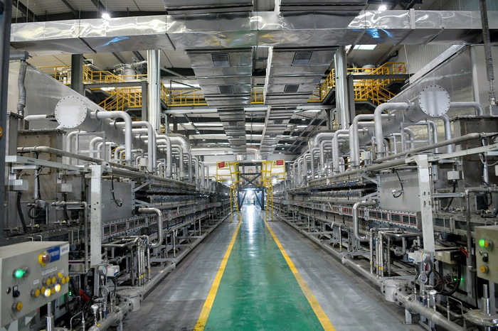 青海泰丰先行锂能科技有限公司磷酸铁锂生产车间。本报记者 洪玉杰 摄