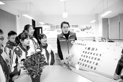     江苏省如皋市如城街道如城小学学生朗诵古诗词。徐慧摄/光明图片