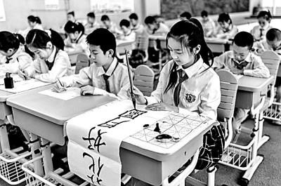     内蒙古呼和浩特市玉泉区恒昌店巷小学学生书写中秋诗词佳句。丁根厚摄/光明图片