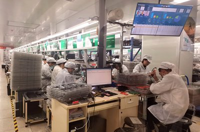 图为郑州联创整机装配生产线。  本报记者 余嘉欣 摄 