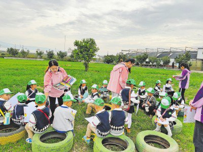 小孩子在暴石农场内写生。
