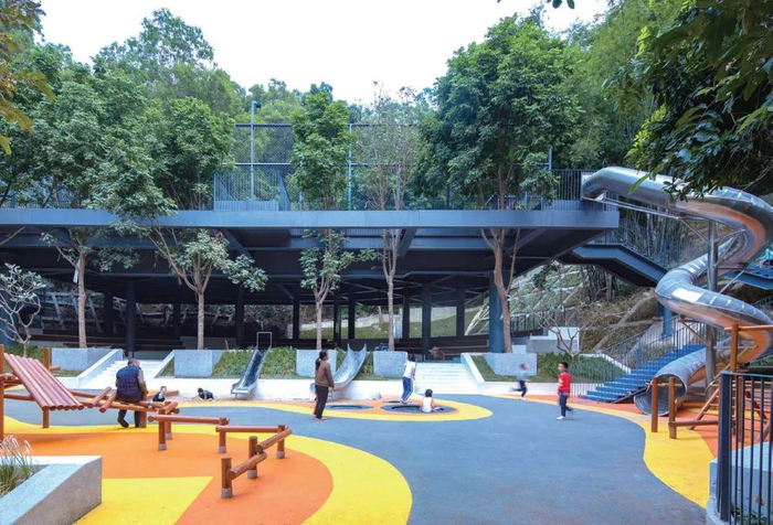 孩子们在新建成的复合式凉帽新村乐园玩耍（深圳市龙岗区城管和综合执法局供图）
