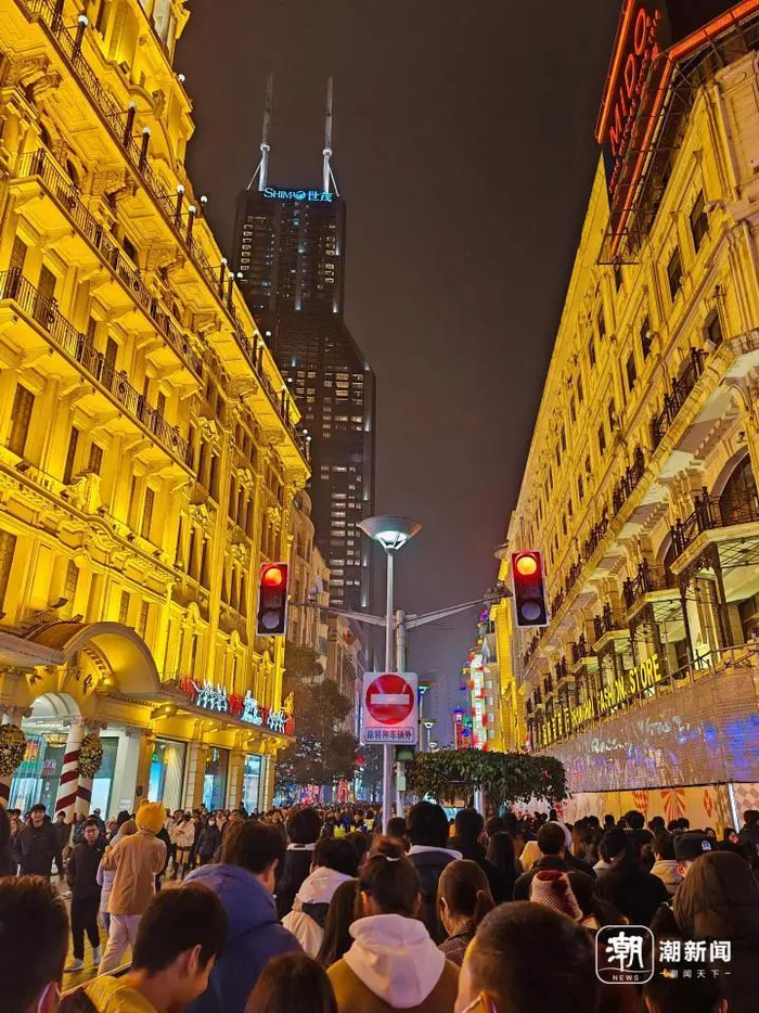 去年12月31日晚的南京路（潮新闻记者徐俊 摄）