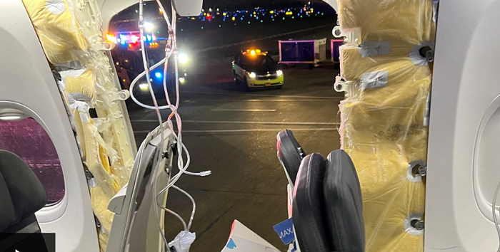 ▲紧急舱门在空中掉落