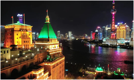 在和平饭店可远眺黄浦江和陆家嘴的景色（携程供图）