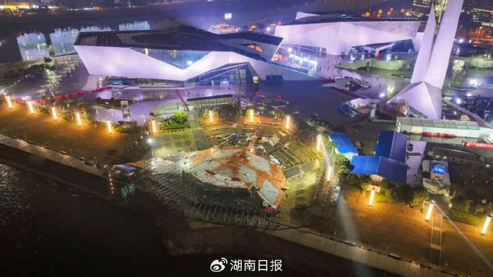 1月5日晚，长沙滨江文化园正在搭建央视春晚长沙分会场舞台。湖南日报全媒体记者 辜鹏博 摄