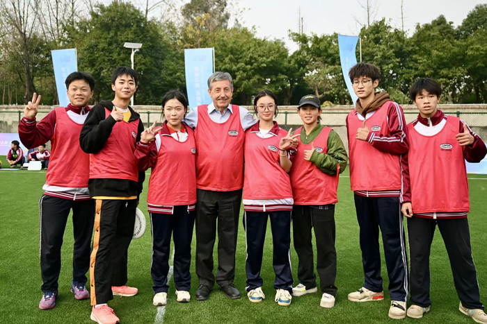 何塞·佩鲁雷纳与市民同场竞技