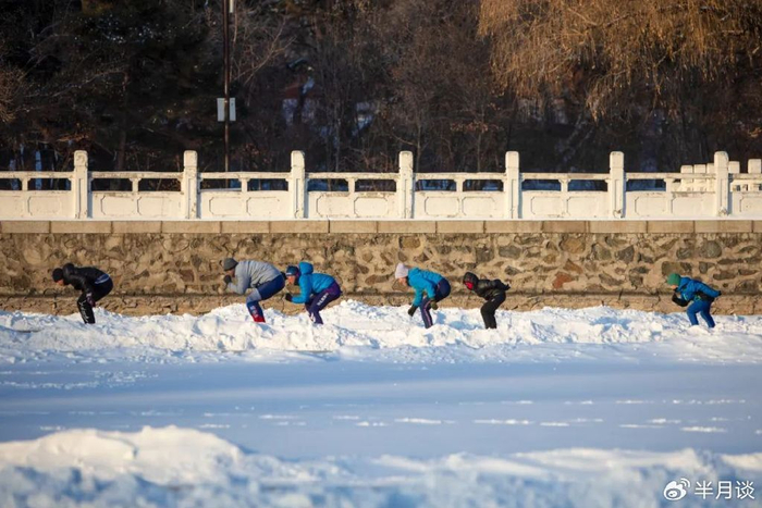 市民在沈阳市北陵公园冰场练习滑冰。陈为摄