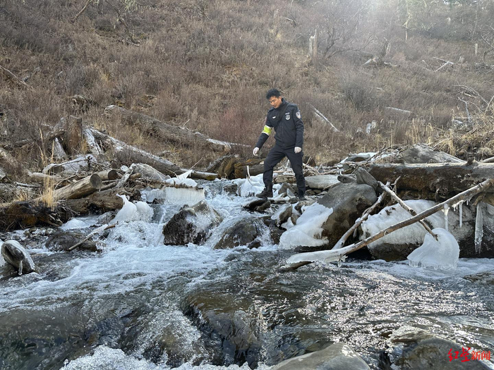 ▲民警办案途中