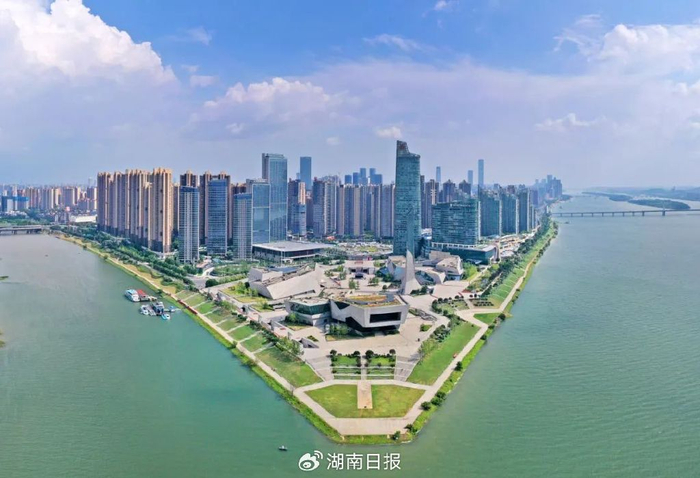 蓝天白云下的长沙滨江文化园。湖南日报全媒体记者 李健 摄