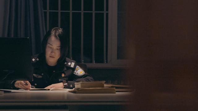 唐晶晶正在办公。图源：北京市监狱管理局（北京市戒毒管理局） 