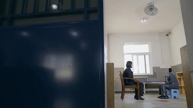 唐晶晶与服刑人员进行谈话。图源：北京市监狱管理局（北京市戒毒管理局）