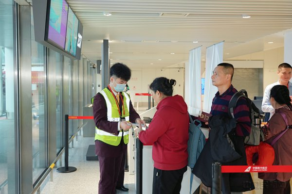 旅客正在登机（本文图片均由海南机场集团提供）