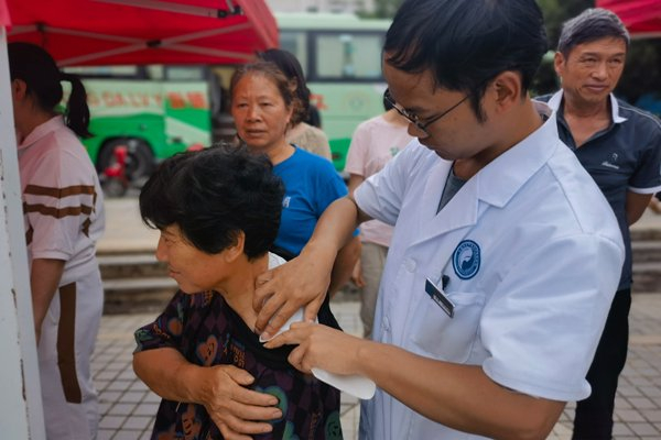 毕节市七星关区中医妇幼集团医院在七星关区小坝镇开展义诊活动