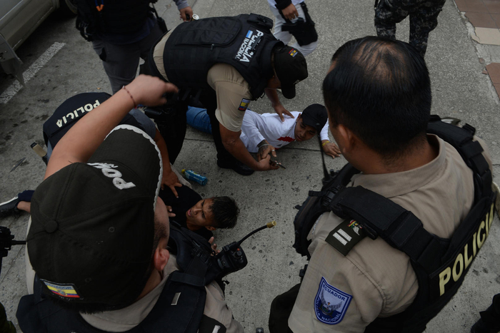 ▲1月9日，厄瓜多尔警方逮捕闯入公共电视频道的武装分子 据视觉中国