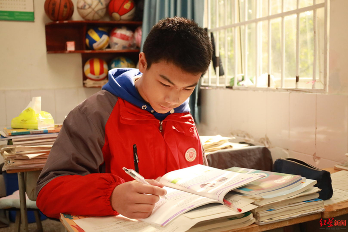 ▲认真学习的陈科