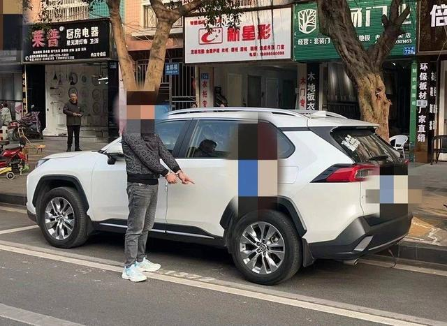 抓获砸车窗盗窃财物犯罪嫌疑人（内江公安供图）