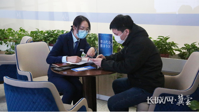 定兴县行政审批大厅帮办代办服务专区。通讯员 魏荣亮 摄