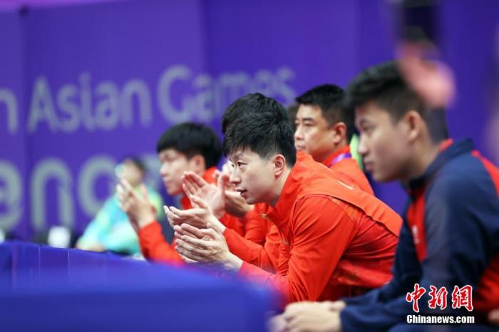   马龙为队友加油。中新网记者 汤彦俊 摄