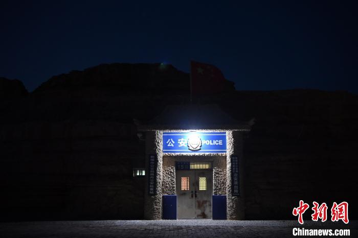 1月9日,夜幕降临,雅丹派出所门口的白炽灯照常整夜开启,犹如沙海中的