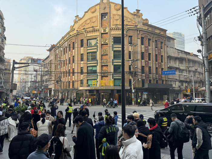 苔圣园对面挤满拍照打卡的剧迷。澎湃新闻记者 唐莹莹 摄