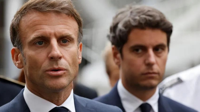 ▲阿塔尔跟在马克龙身后