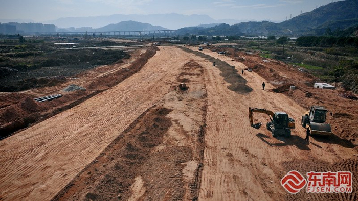 图为连城路二期（南埕村至漳湾村段）施工现场。褚子强 摄