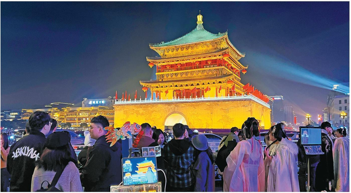 2023年12月29日晚，西安钟楼灯火辉煌，吸引了许多游客。