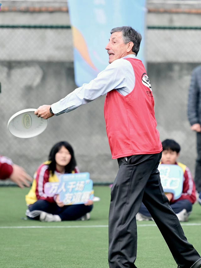 何塞·佩鲁雷纳与市民同场竞技