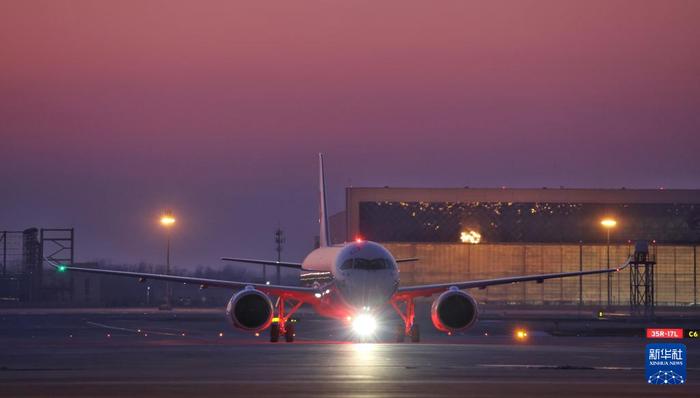   1月9日，飞机在北京大兴国际机场降落。新华社发