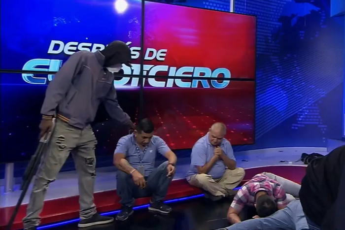 ▲袭击者在直播中威胁电视台工作人员