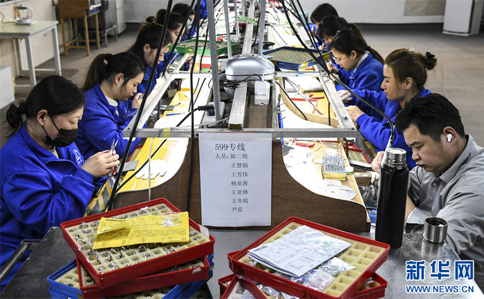 河南济源:白银饰品加工忙