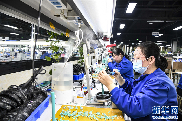 1月9日,河南省济源市一家白银饰品加工企业车间,工人在加工白银饰品.