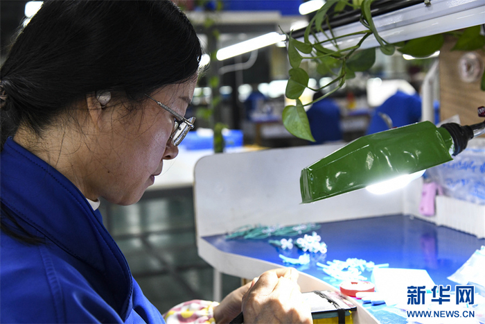 1月9日,河南省济源市一家白银饰品加工企业车间,工人在加工白银饰品.